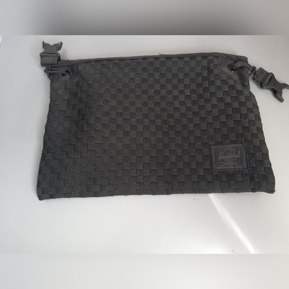 Herschel Pouch